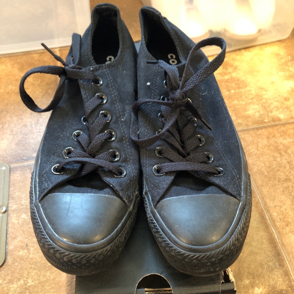 Black Converse women’s 7 men’s 5